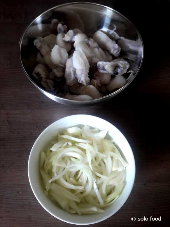 baby cuttlefish and onions during preparation - solo food