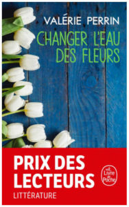 Changer l'eau des fleurs