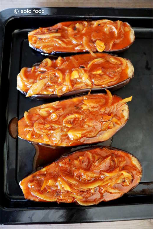 Aubergines Imam Bayildi - les aubergines fourrées avec la sauce aux oignons