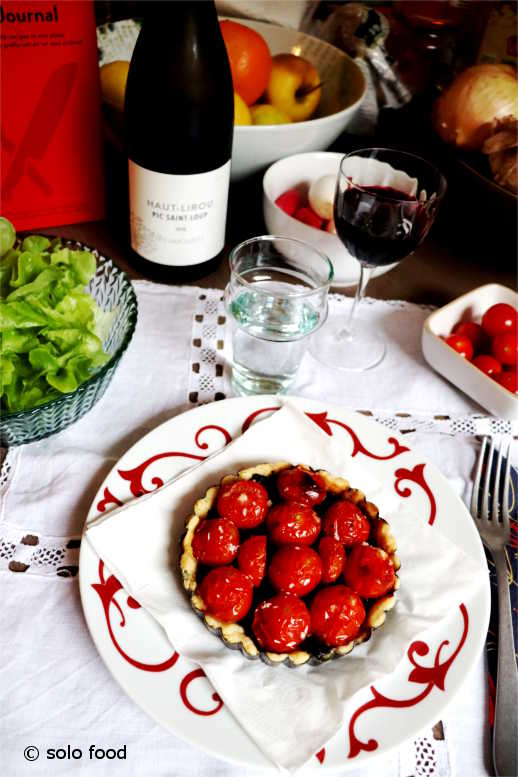 Tarts with cherry tomatoes and tapenade with black olives