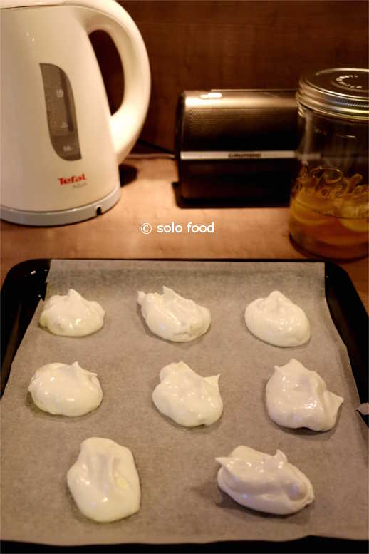 brutti ma buoni with lemon - the mergingues ready to go into the oven - solo food