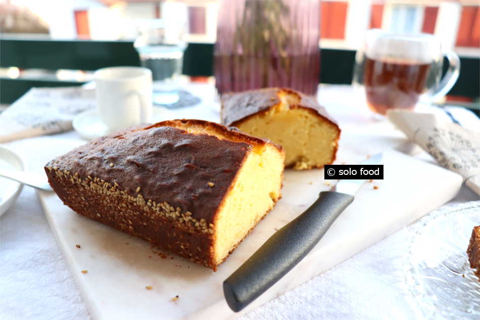 Cake with lemon and roasted sesame seeds