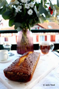 Cake au citron et au sésame blanc torréfié