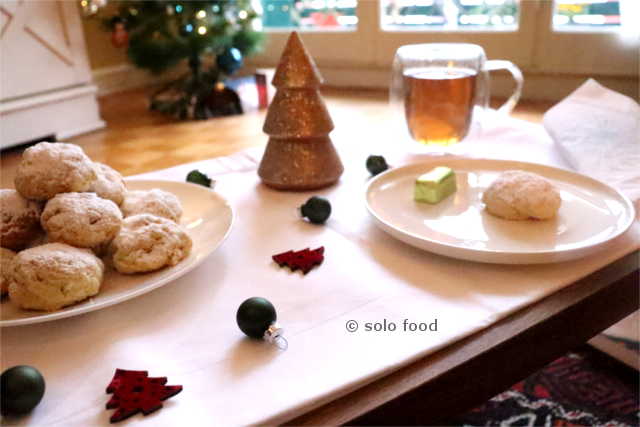 Greek biscuits for Christmas and the New Year with roasted almonds and spices (kourabiedes)