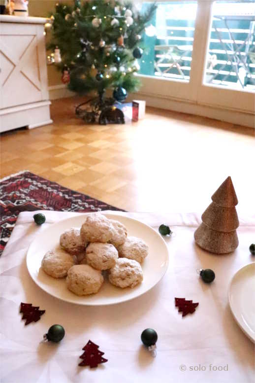 Greek biscuits for Christmas and the New Year with roasted almonds and spices (kourabiedes)