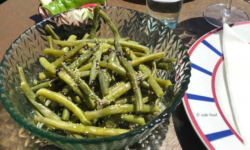 Steamed french beans with dried garlic flakes and fig balsamic vinegar - solo food