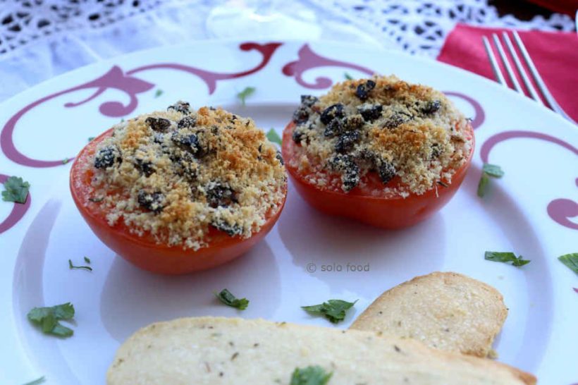 tomates au crumble d'olives noires