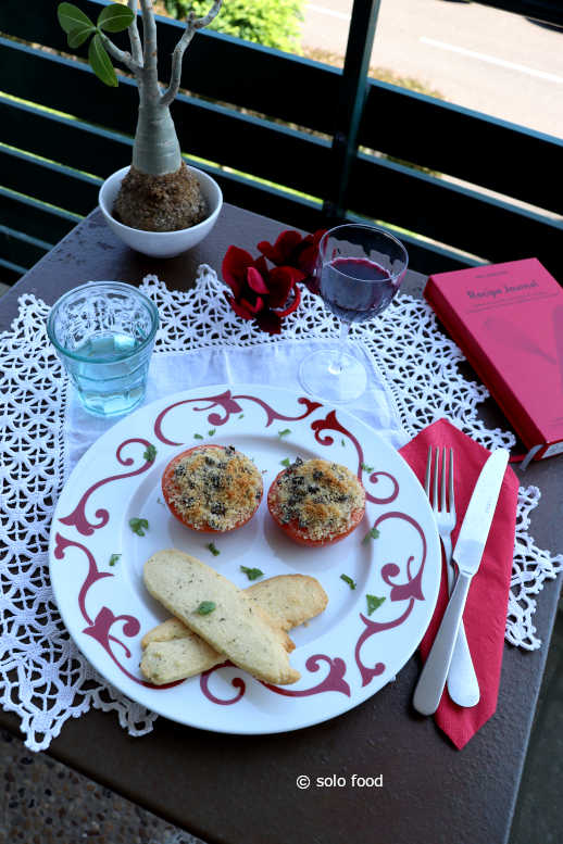 tomates au crumble d'olives noires