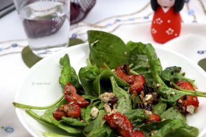 salade de jeunes pousses d'épinards, fraises et fét