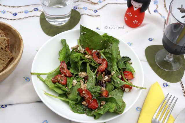salade de jeunes pousses d'épinards, fraises et féta